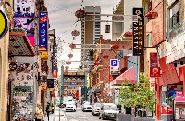 Melbourne, Avustralya - 1 Ağustos 2023: Bulutlu havada tarihi şehir merkezi, HDR resmi