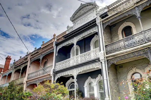 Melbourne, Avustralya - 1 Ağustos 2023: Bulutlu havada tarihi şehir merkezi, HDR resmi