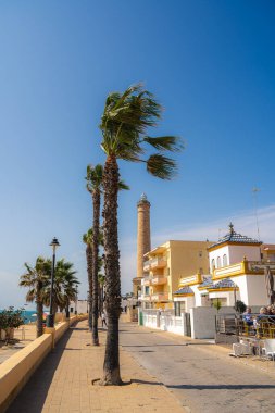 Chipiona, İspanya - Haziran 12023: Güneşli havada tarihi sahil kasabası, HDR Image