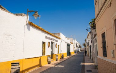 Chipiona, İspanya - Haziran 12023: Güneşli havada tarihi sahil kasabası, HDR Image