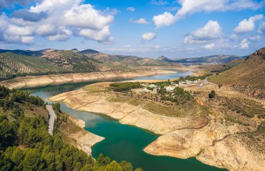 İznajar şehrinin Cordoba, İspanya 'daki antik binalarıyla manzarası
