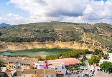 İznajar şehrinin Cordoba, İspanya 'daki antik binalarıyla manzarası