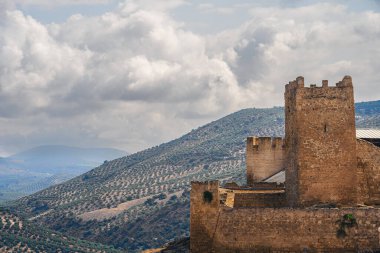İznajar şehrinin Cordoba, İspanya 'daki antik binalarıyla manzarası