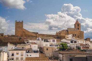 İznajar şehrinin Cordoba, İspanya 'daki antik binalarıyla manzarası
