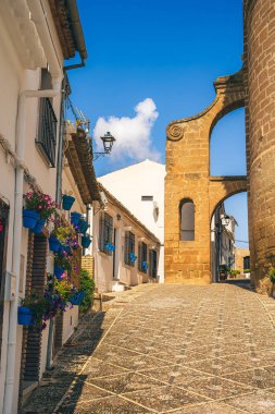 İznajar şehrinin Cordoba, İspanya 'daki antik binalarıyla manzarası