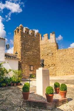 İznajar şehrinin Cordoba, İspanya 'daki antik binalarıyla manzarası