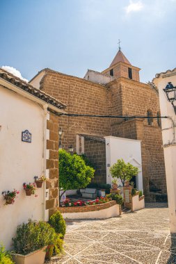 İznajar şehrinin Cordoba, İspanya 'daki antik binalarıyla manzarası