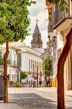 Jerez de la Frontera, İspanya - Haziran 12023: Güneşli havada tarihi şehir merkezi