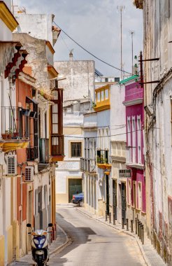 Jerez de la Frontera, İspanya - Haziran 12023: Güneşli havada tarihi şehir merkezi