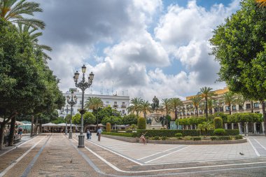 Jerez de la Frontera, İspanya - Haziran 12023: Güneşli havada tarihi şehir merkezi