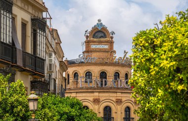 Jerez de la Frontera, İspanya - Haziran 12023: Güneşli havada tarihi şehir merkezi