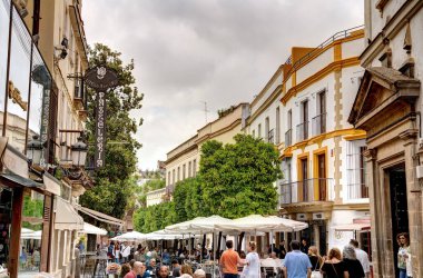 Jerez de la Frontera, İspanya - Haziran 12023: Güneşli havada tarihi şehir merkezi