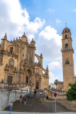 Jerez de la Frontera, İspanya - Haziran 12023: Güneşli havada tarihi şehir merkezi