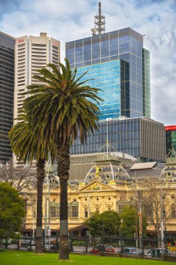 Melbourne, Avustralya - 20 Temmuz 2023: Bulutlu havada tarihi şehir merkezi, HDR Image