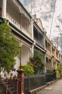 Melbourne, Avustralya - 1 Ağustos 2023: Fitzroy Bölgesi güneşli havada