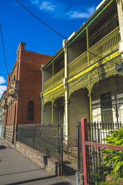 Melbourne, Avustralya - 1 Ağustos 2023: Fitzroy Bölgesi güneşli havada