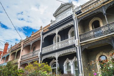 Melbourne, Avustralya - 1 Ağustos 2023: Fitzroy Bölgesi güneşli havada