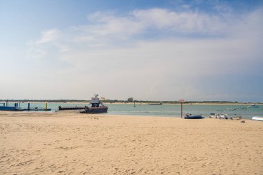 Sanlucar de Barrameda, İspanya - 1 Haziran 2023: Güneşli havada şehir plajına bakın, HDR Image