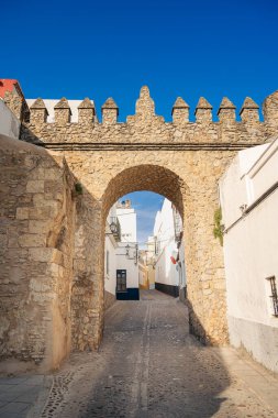 Sanlucar de Barrameda, İspanya - 1 Haziran 2023: Güneşli havada tarihi şehir merkezi, HDR Görüntü