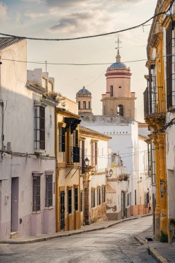 Sanlucar de Barrameda, İspanya - 1 Haziran 2023: Güneşli havada tarihi şehir merkezi, HDR Görüntü