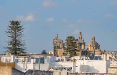 Sanlucar de Barrameda, İspanya - 1 Haziran 2023: Güneşli havada tarihi şehir merkezi, HDR Görüntü