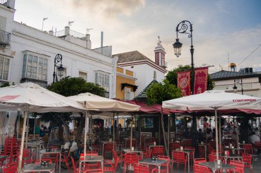 Sanlucar de Barrameda, İspanya - 1 Haziran 2023: Güneşli havada tarihi şehir merkezi, HDR Görüntü