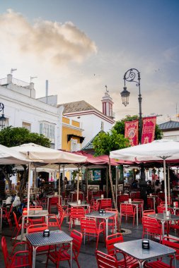 Sanlucar de Barrameda, İspanya - 1 Haziran 2023: Güneşli havada tarihi şehir merkezi, HDR Görüntü