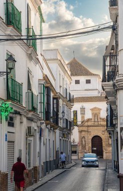 Sanlucar de Barrameda, İspanya - 1 Haziran 2023: Güneşli havada tarihi şehir merkezi, HDR Görüntü