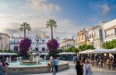 Sanlucar de Barrameda, İspanya - 1 Haziran 2023: Güneşli havada tarihi şehir merkezi, HDR Görüntü