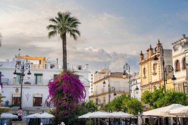 Sanlucar de Barrameda, İspanya - 1 Haziran 2023: Güneşli havada tarihi şehir merkezi, HDR Görüntü