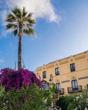 Sanlucar de Barrameda, İspanya - 1 Haziran 2023: Güneşli havada tarihi şehir merkezi, HDR Görüntü