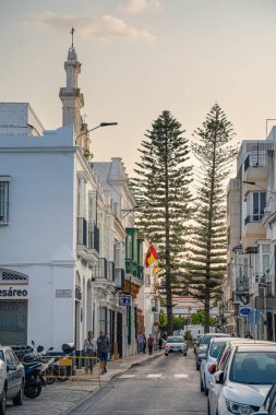 Sanlucar de Barrameda, İspanya - 1 Haziran 2023: Güneşli havada tarihi şehir merkezi, HDR Görüntü