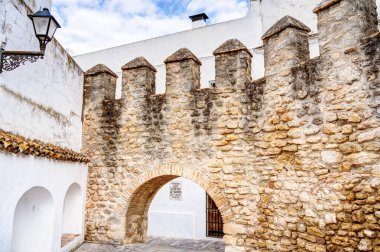 Vejer de la Frontera, İspanya - 1 Ağustos 2023: Bulutlu havada antik binalarla tarihi şehir merkezinin güzel manzarası, HDR Image