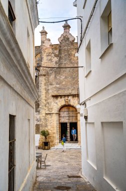 Vejer de la Frontera, İspanya - 1 Ağustos 2023: Bulutlu havada antik binalarla tarihi şehir merkezinin güzel manzarası, HDR Image