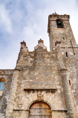 Vejer de la Frontera, İspanya - 1 Ağustos 2023: Bulutlu havada antik binalarla tarihi şehir merkezinin güzel manzarası, HDR Image