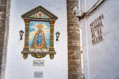 Vejer de la Frontera, İspanya - 1 Ağustos 2023: Bulutlu havada antik binalarla tarihi şehir merkezinin güzel manzarası, HDR Image