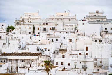 Vejer de la Frontera, İspanya - 1 Ağustos 2023: Bulutlu havada antik binalarla tarihi şehir merkezinin güzel manzarası, HDR Image