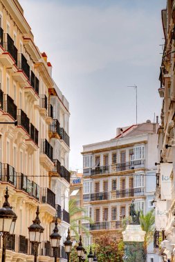 Cadiz, İspanya - Haziran 12023: Güneşli havada tarihi şehir merkezi, HDR Görüntü
