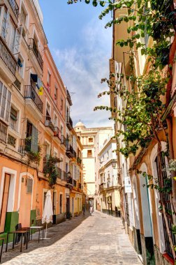 Cadiz, İspanya - Haziran 12023: Güneşli havada tarihi şehir merkezi, HDR Görüntü
