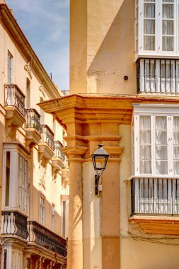 Cadiz, İspanya - Haziran 12023: Güneşli havada tarihi şehir merkezi, HDR Görüntü