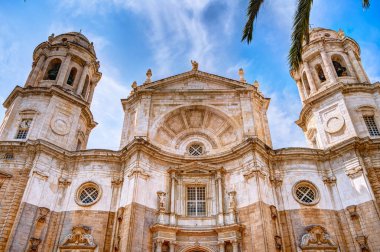 Cadiz, İspanya - Haziran 12023: Güneşli havada tarihi şehir merkezi, HDR Görüntü