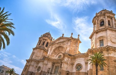 Cadiz, İspanya - Haziran 12023: Güneşli havada tarihi şehir merkezi, HDR Görüntü