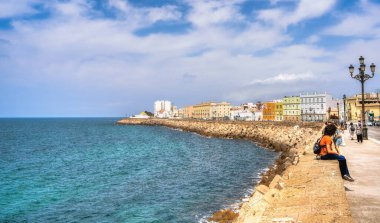 Cadiz, İspanya - Haziran 12023: Güneşli havada tarihi şehir merkezi, HDR Görüntü