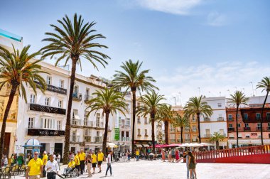 Cadiz, İspanya - Haziran 12023: Güneşli havada tarihi şehir merkezi, HDR Görüntü