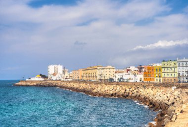 Cadiz, İspanya - Haziran 12023: Güneşli havada tarihi şehir merkezi, HDR Görüntü