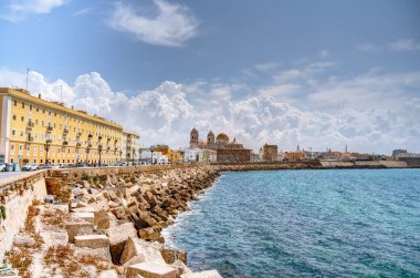 Cadiz, İspanya - Haziran 12023: Güneşli havada tarihi şehir merkezi, HDR Görüntü