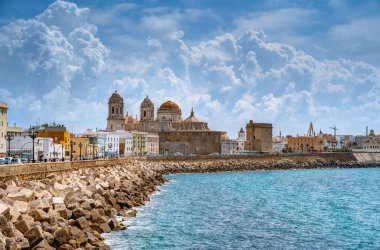 Cadiz, İspanya - Haziran 12023: Güneşli havada tarihi şehir merkezi, HDR Görüntü