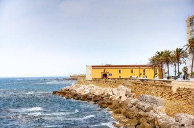Cadiz, İspanya - Haziran 12023: Güneşli havada tarihi şehir merkezi, HDR Görüntü