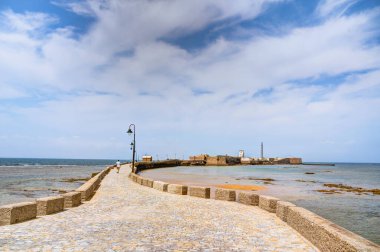 Cadiz, İspanya - Haziran 12023: Güneşli havada tarihi şehir merkezi, HDR Görüntü