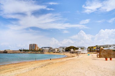 Cadiz, İspanya - Haziran 12023: Güneşli havada tarihi şehir merkezi, HDR Görüntü
